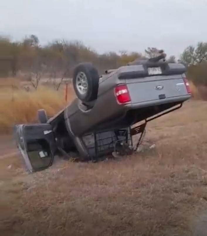 Camioneta vuelca en el libramiento Morelos-Nava