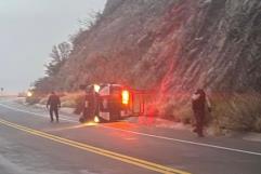 Derrapa por hielo y hace volcar patrulla en La Muralla