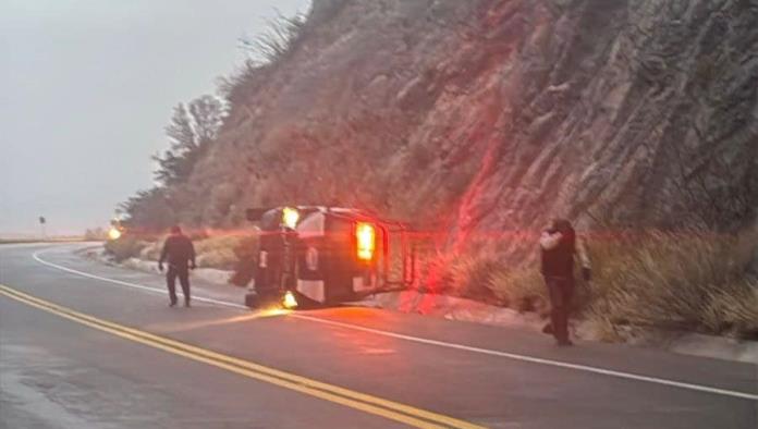 Derrapa por hielo y hace volcar patrulla en La Muralla