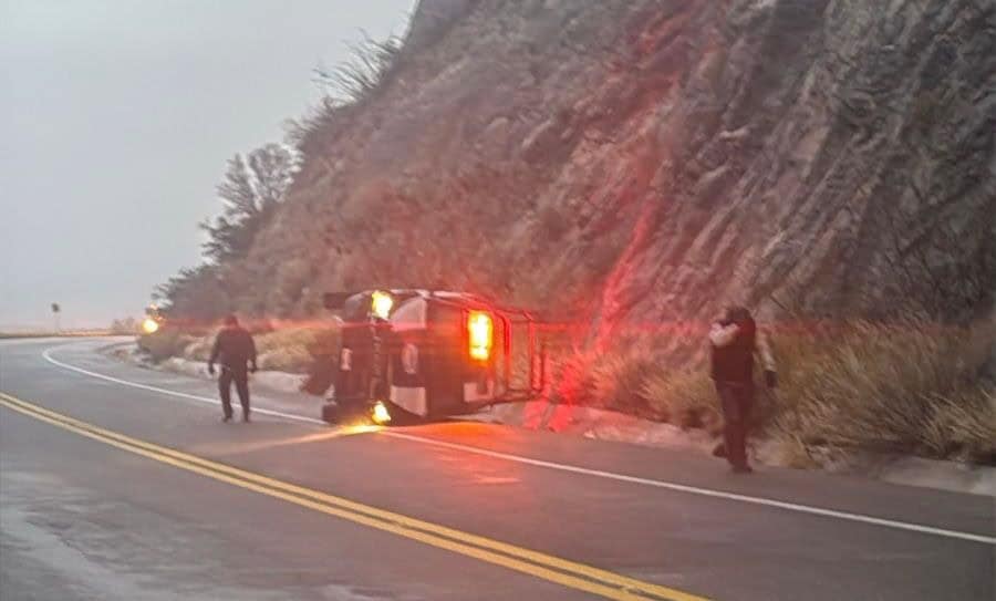 Derrapa por hielo y hace volcar patrulla en La Muralla