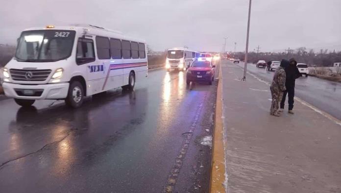 Choque múltiple y derrape de motociclista por hielo en los puentes Cuates