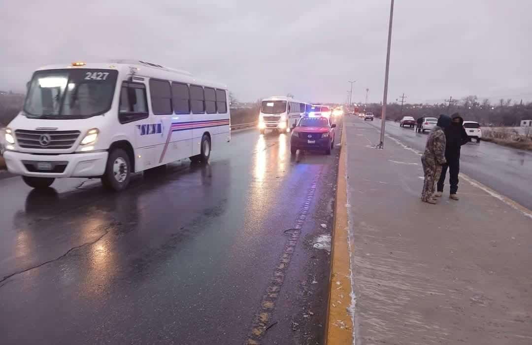 Choque múltiple y derrape de motociclista por hielo en los puentes Cuates