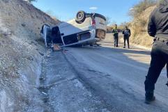 Vuelca camioneta tipo van en el caracol