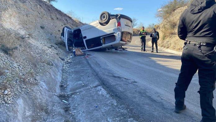 Vuelca camioneta tipo van en el caracol