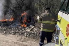 Sofocan enésimo incendio en basurero clandestino