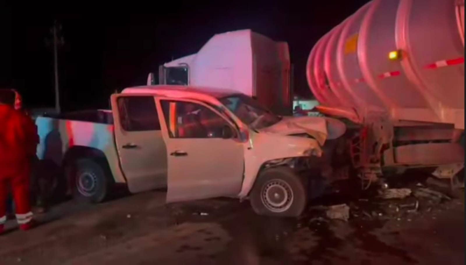 Dos lesionados en choque entre una camioneta tipo pick up y un tráiler quinta rueda.