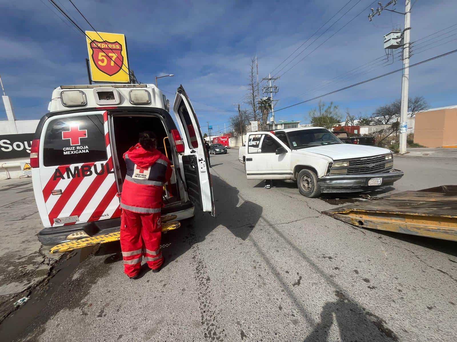Dos lesionados en choque entre camionetas tipo pick up.
