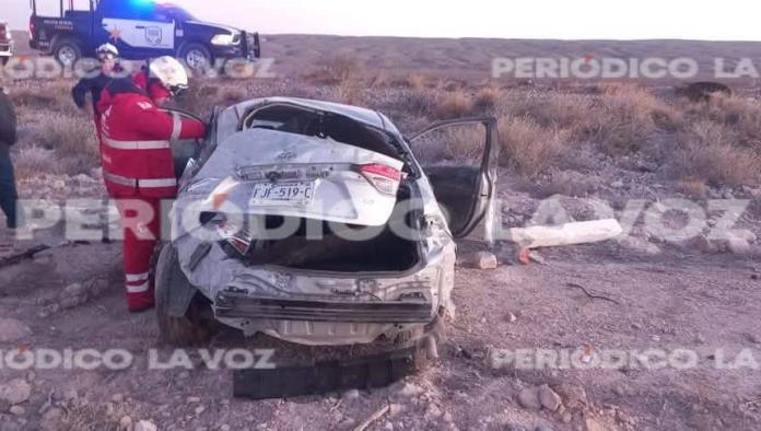 Vuelcan en la 30 y abandonan auto