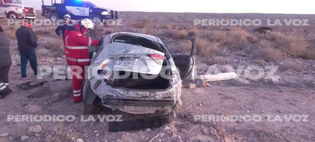 Vuelcan en la 30 y abandonan auto