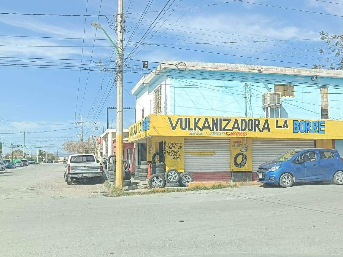 Los talleres generalmente abarcan todo el espacio de la banqueta.