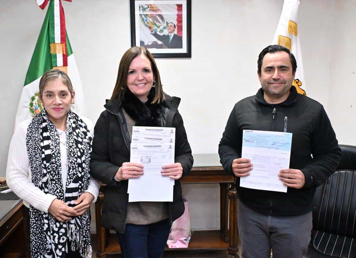 La alcaldesa Sari Pérez recibió al gerente general de Ironcast Frontera, Oliver Cadena quien acudió a pagar la contribución de la empresa.