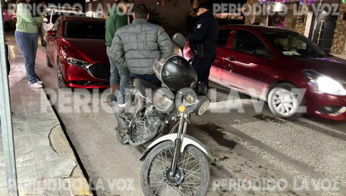 Daña con moto un auto del año