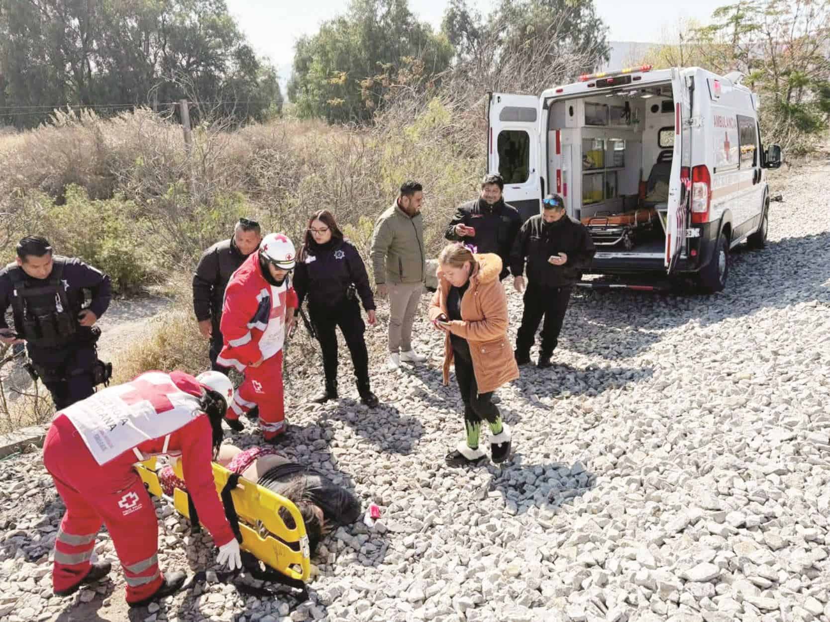 Embiste tren a embarazada