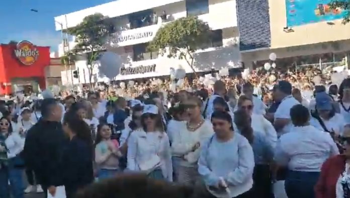 Marchan en Culiacán tras fallecimiento de Alexander y Gael tras ataque criminal