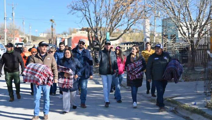 Acuña apoya a la colonia Acoros con el programa Abrigando Corazones