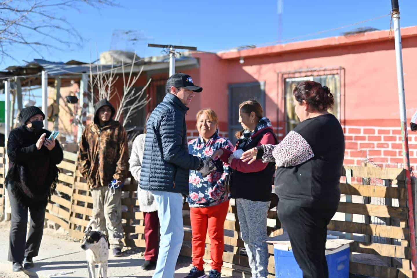 Acuña apoya a la colonia Acoros con el programa Abrigando Corazones