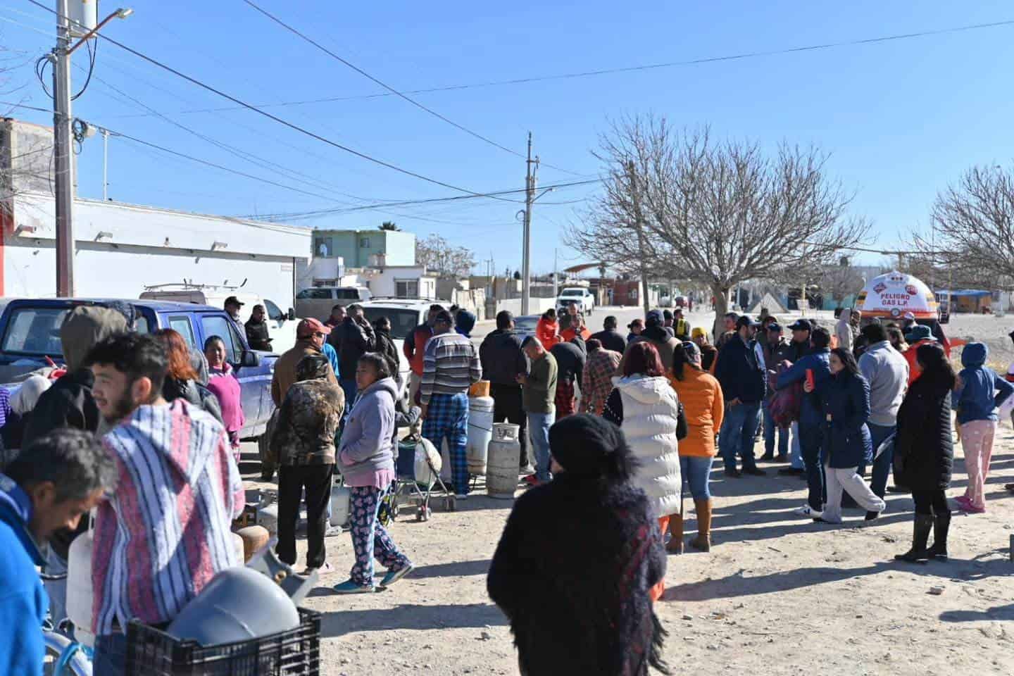 Acuña apoya a la colonia Acoros con el programa Abrigando Corazones