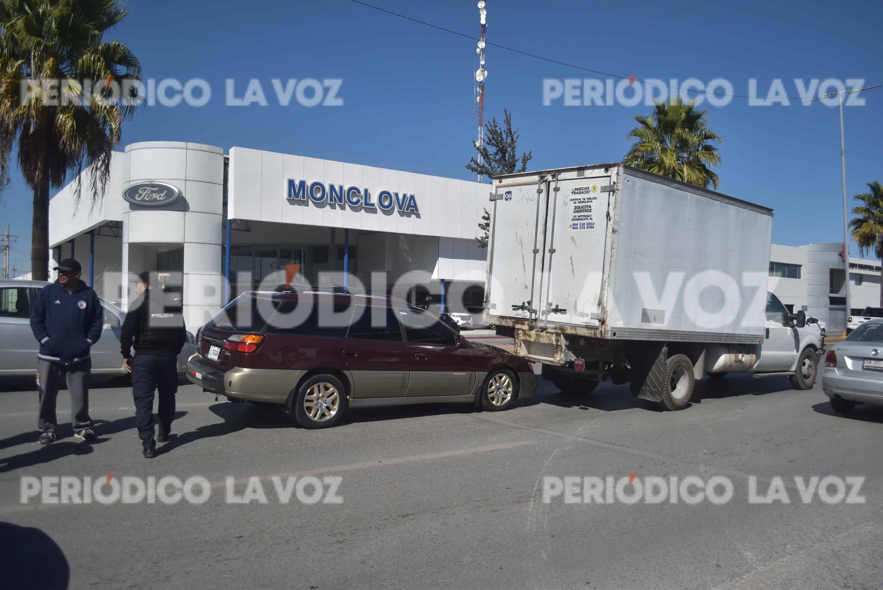 Mete guayín bajo camión refrigerante