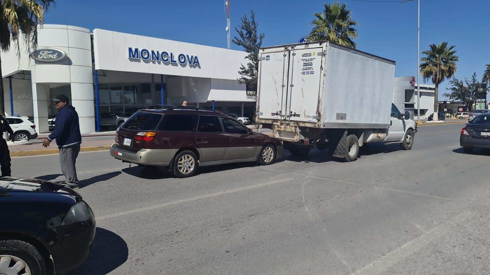 Mete guayín bajo camión refrigerante