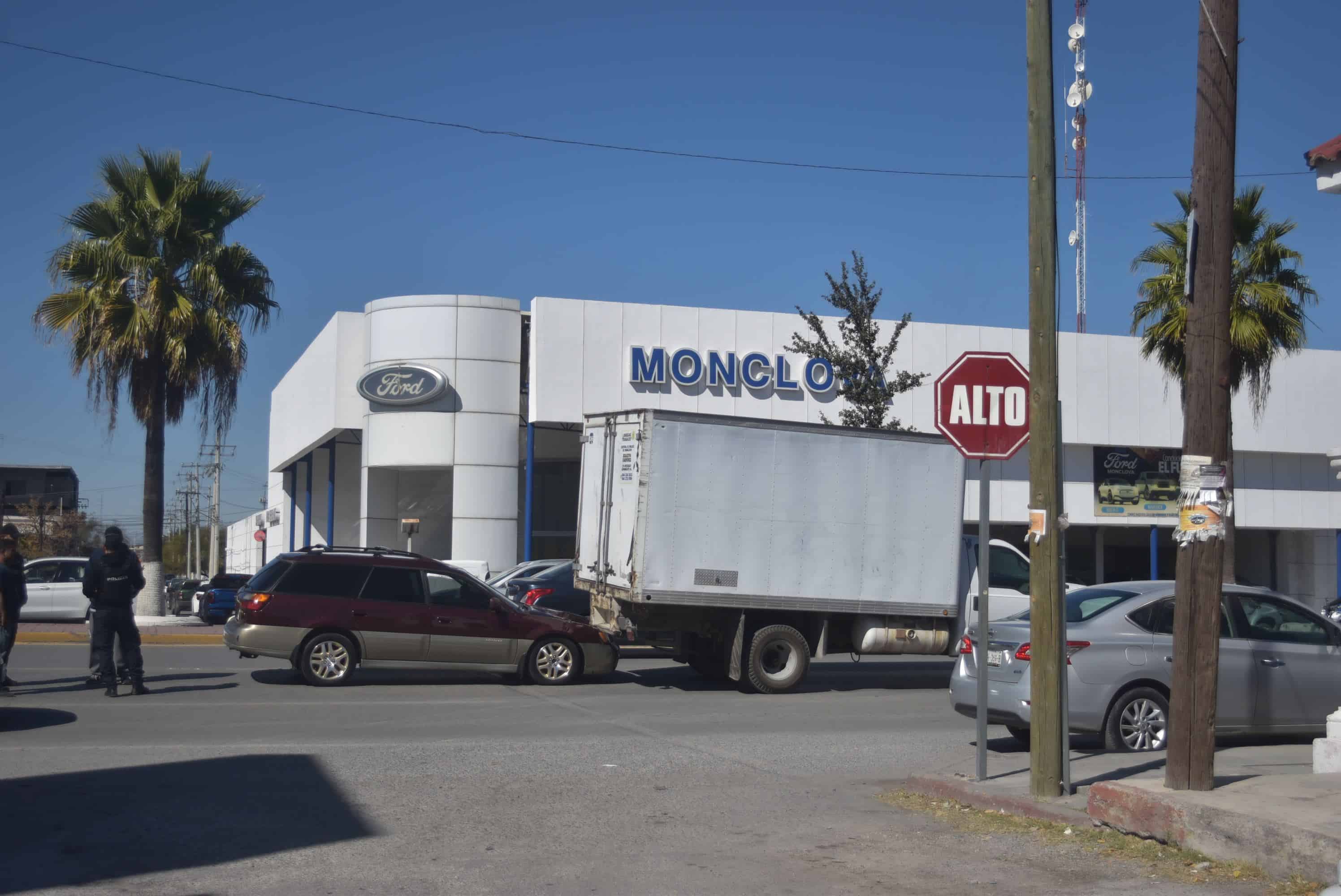 Mete guayín bajo camión refrigerante