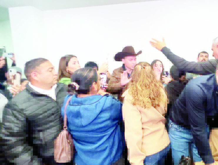 Corren a Tania y a Tony Flores de Sesión ordinaria de Cabildo