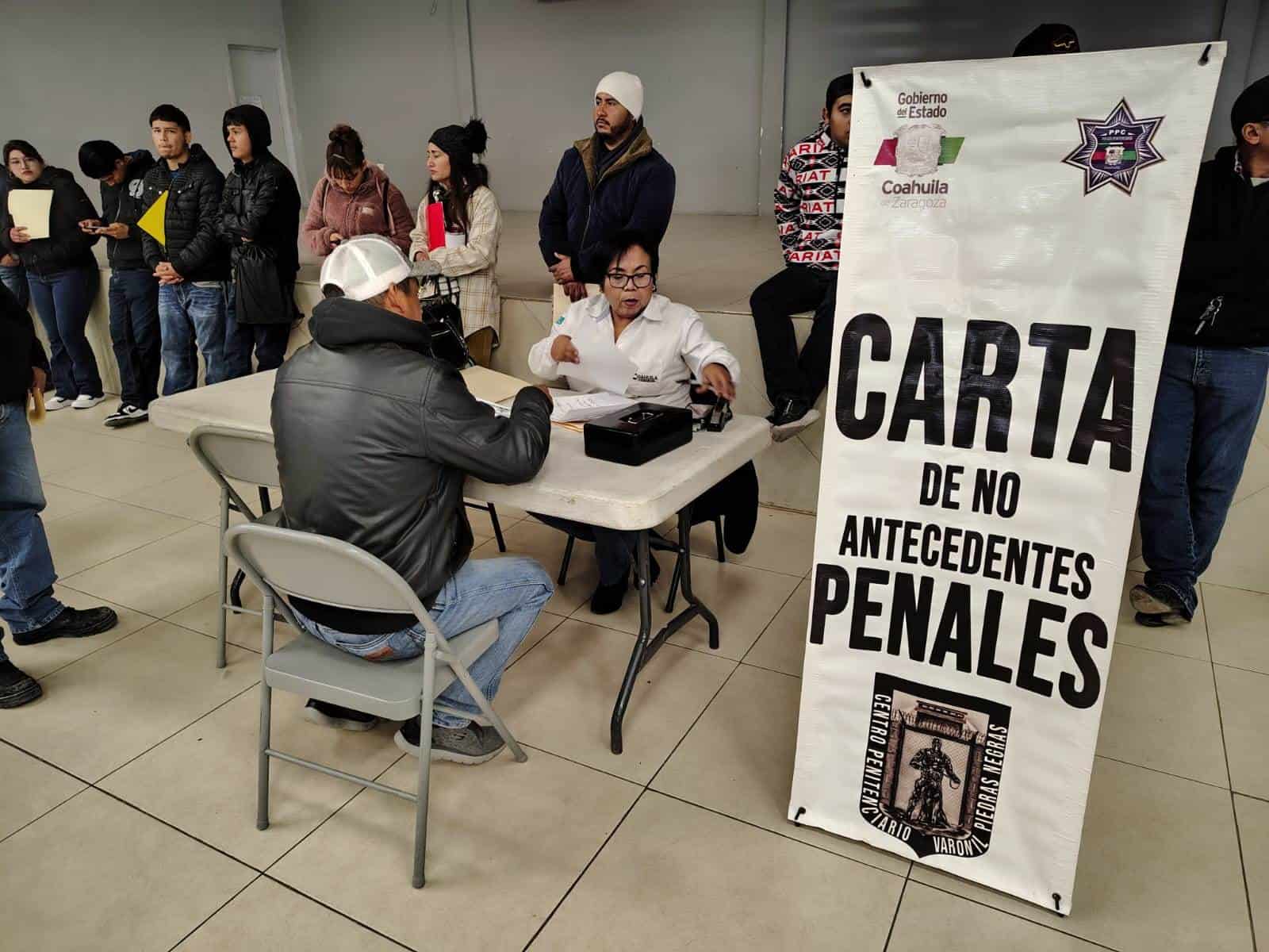 Éxito en la primera feria del empleo en Nava