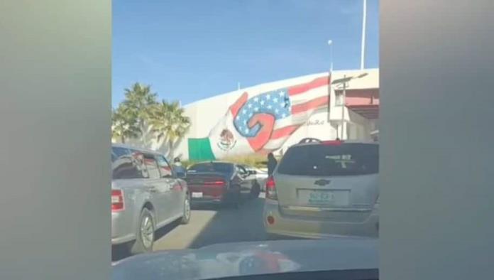 Mujer confronta a automovilista texano que no respetó la fila en el Puente Internacional 1