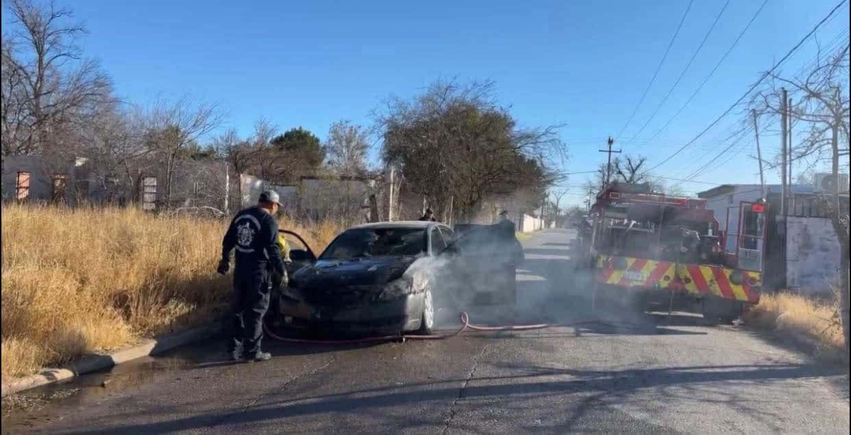 Se incendia vehículo tras salir de taller mecánico en Piedras Negras