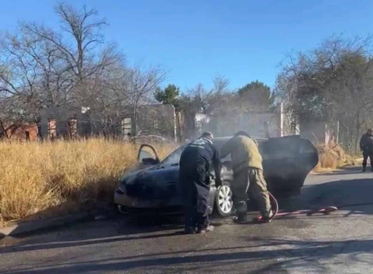 Se incendia vehículo tras salir de taller mecánico en Piedras Negras