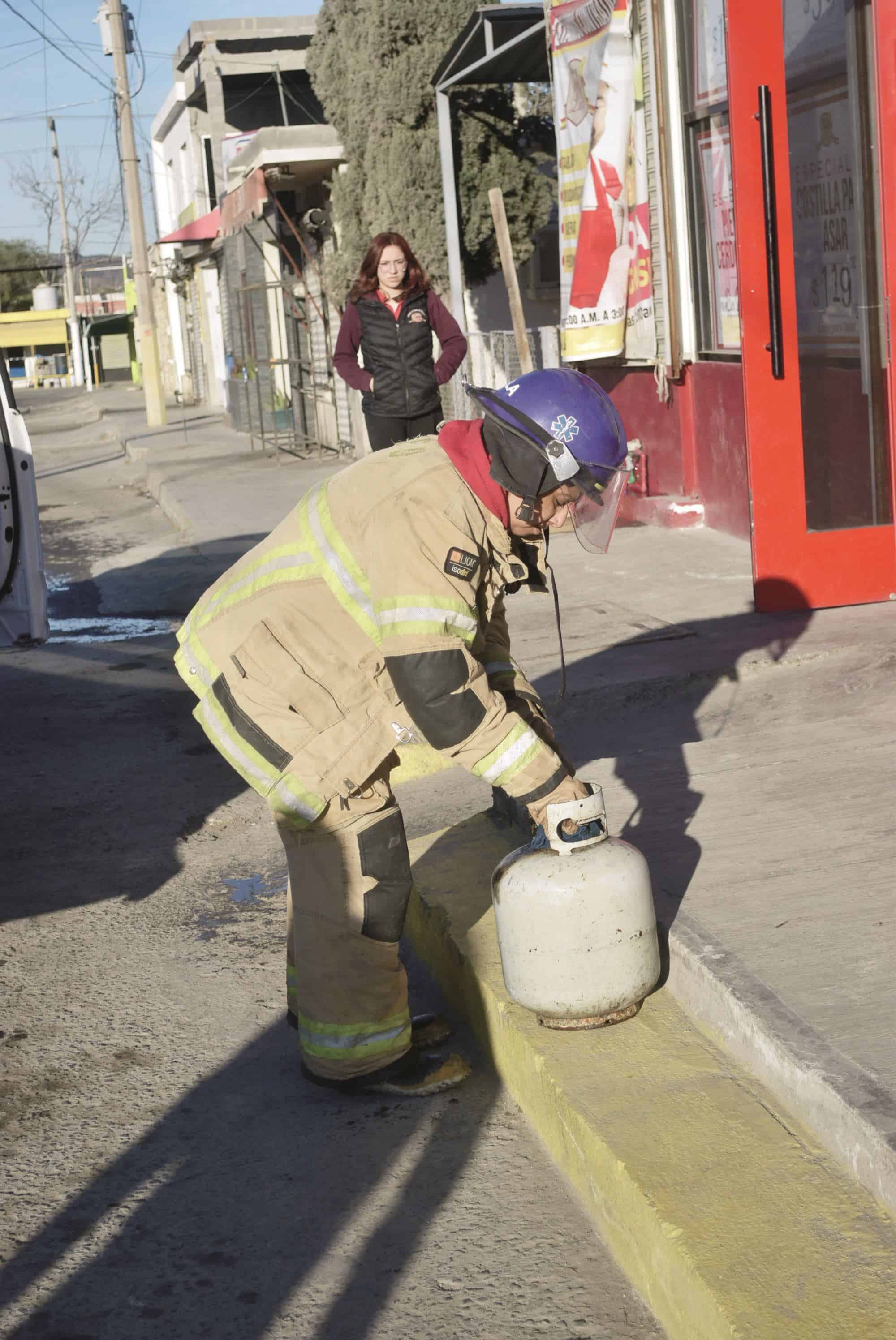 Atienden fuga de gas en carnicería