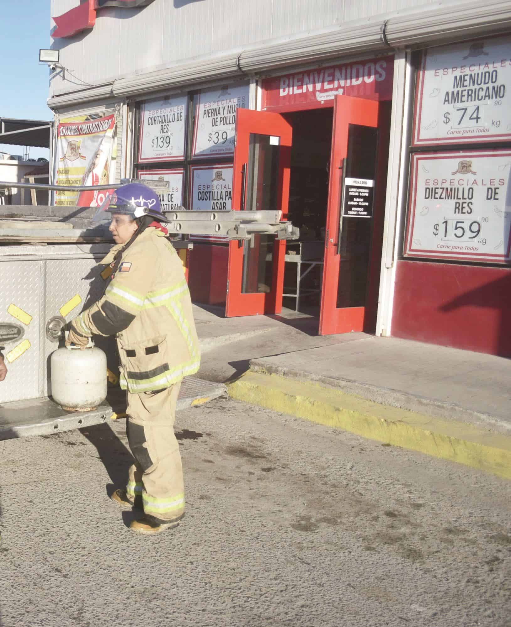 Atienden fuga de gas en carnicería