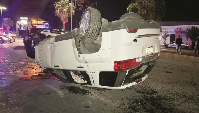 Vuelca en el Pape; destroza camioneta