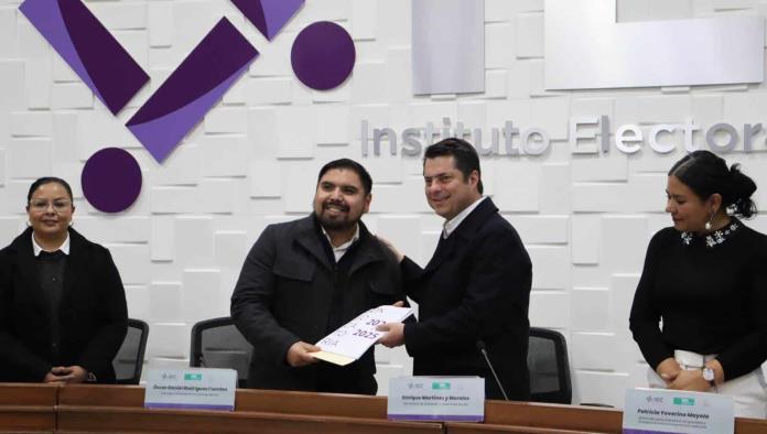 Recibe IEC cuadernillos en Braille