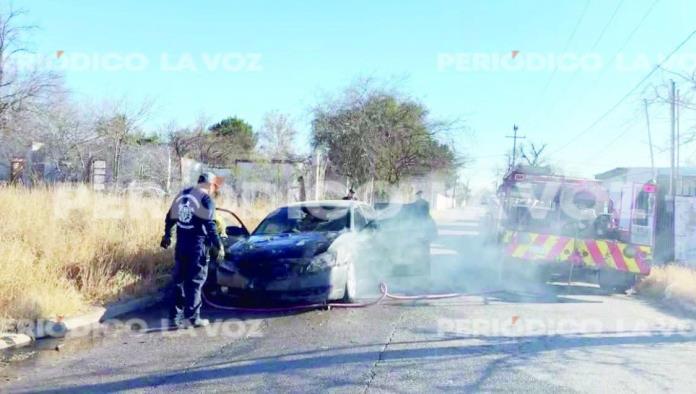 Se incendia vehículo tras salir de taller mecánico