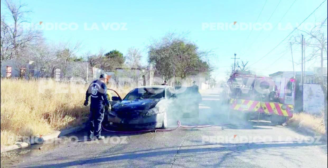Se incendia vehículo tras salir de taller mecánico