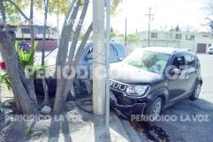 Cambia de carril y se le mete a auto