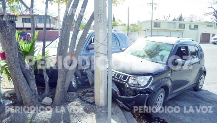 Cambia de carril y se le mete a auto