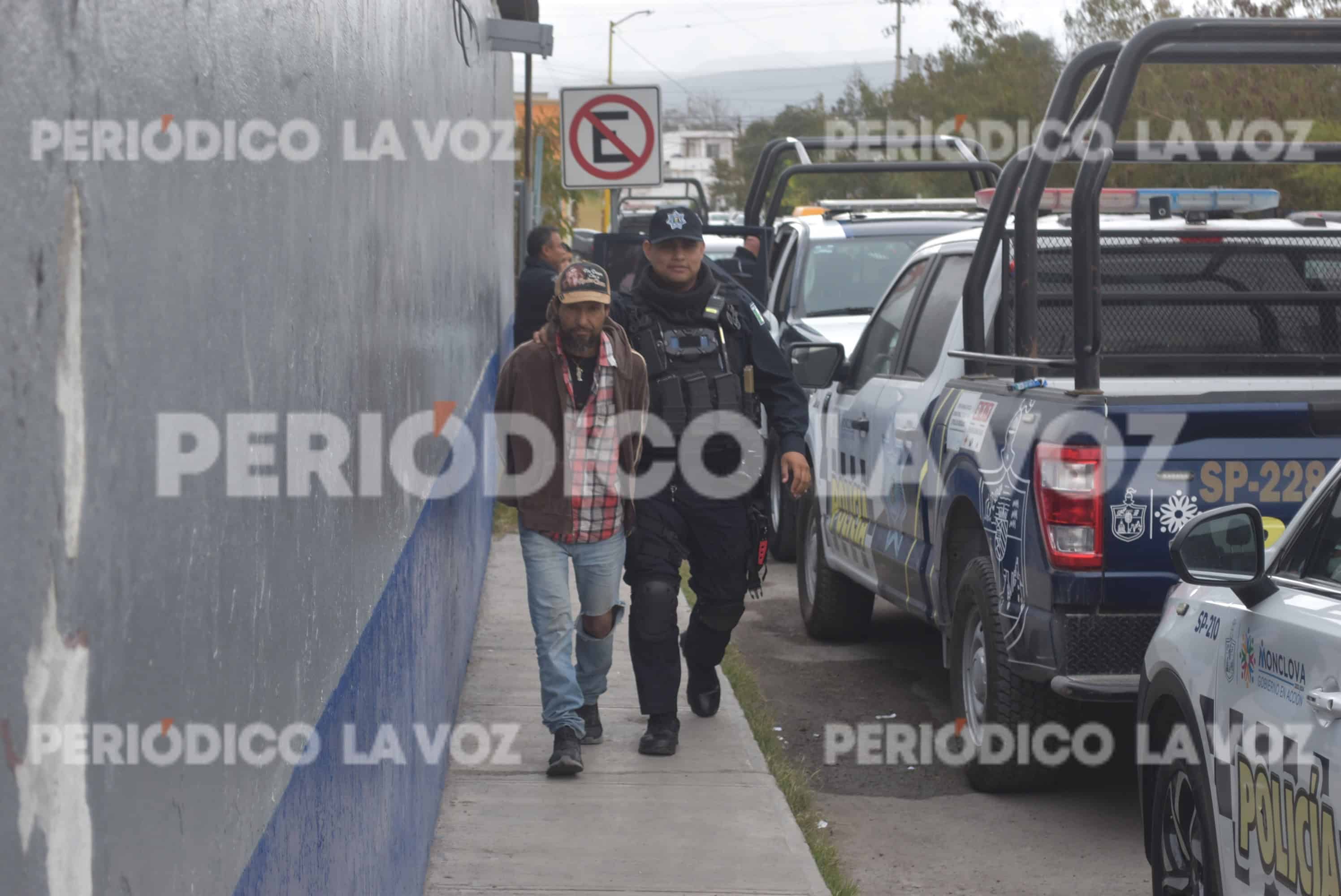 Lo ´cachan´ Estatales drogándose en la calle