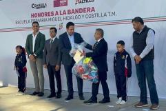 Entrega Javier Díaz material deportivo a escuela