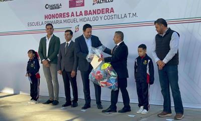 Entrega Javier Díaz material deportivo a escuela