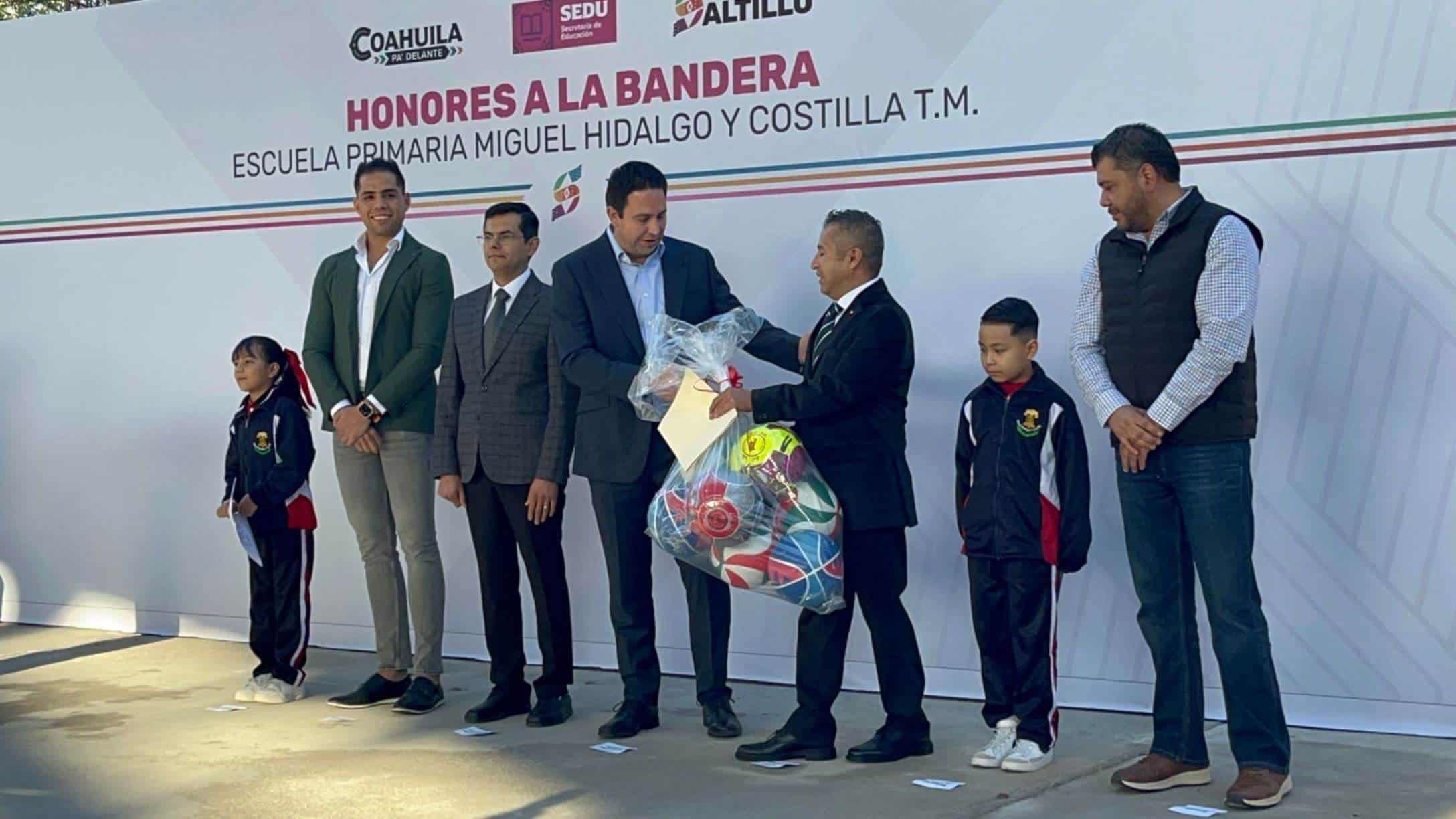 Entrega Javier Díaz material deportivo a escuela