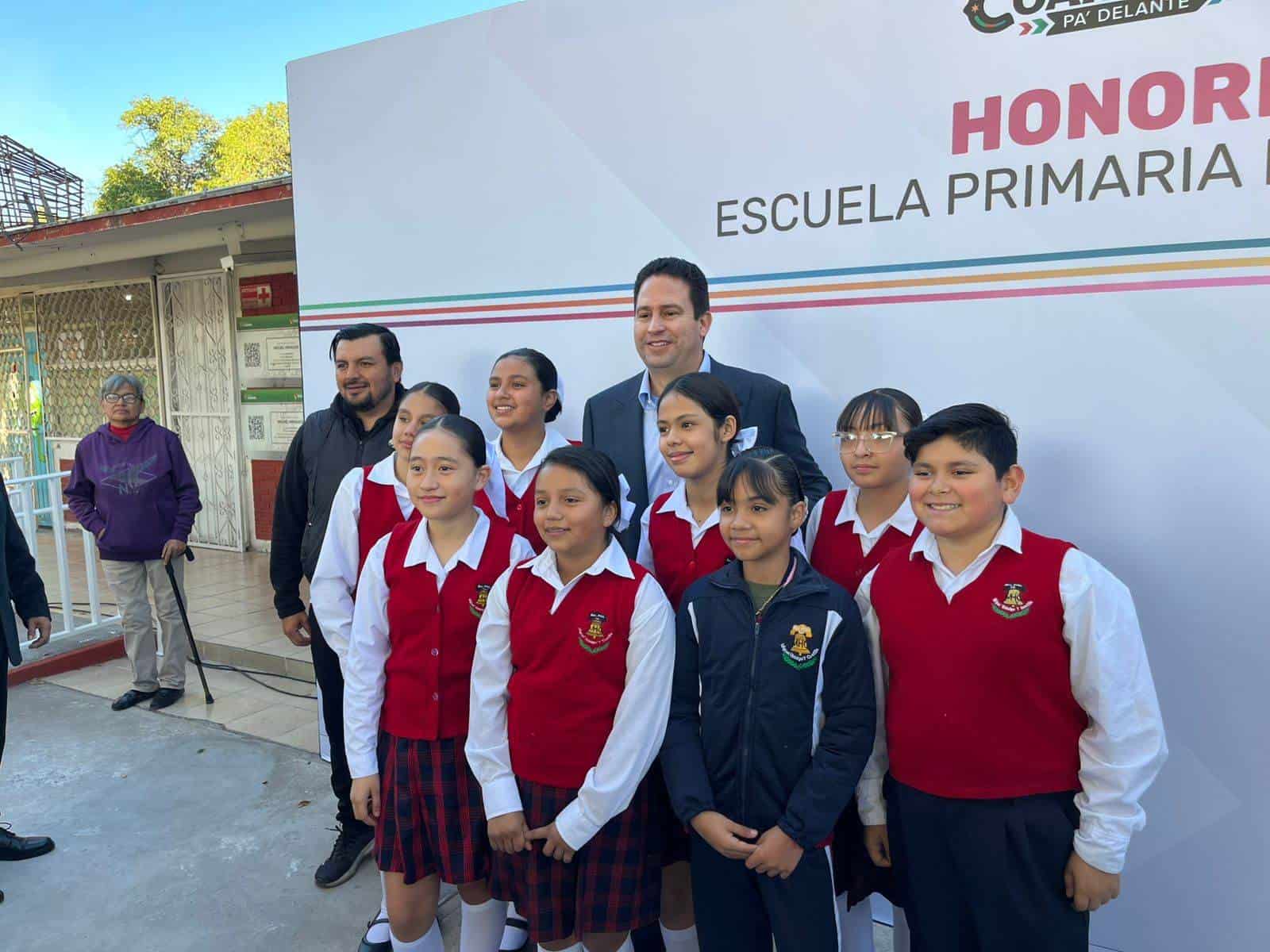 Entrega Javier Díaz material deportivo a escuela