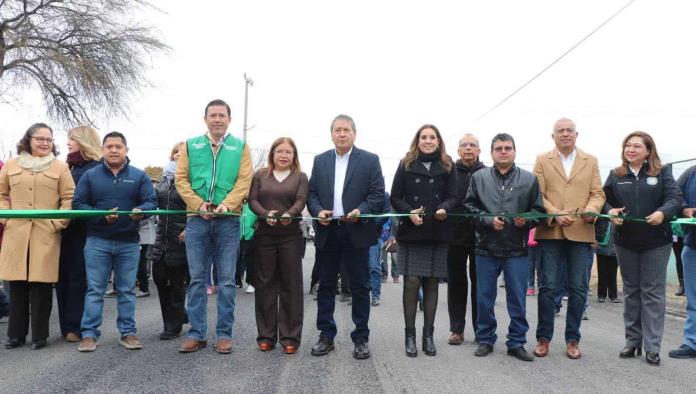 Entrega alcalde obra  de pavimento en Rosita