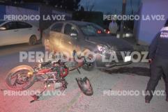 Se lleva de corbata a menor en moto