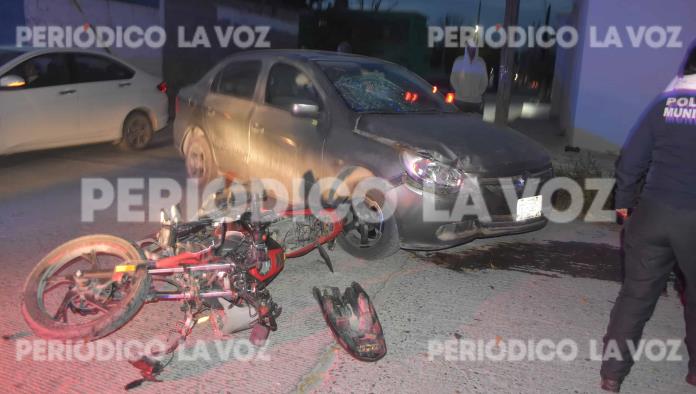 Se lleva de corbata a menor en moto