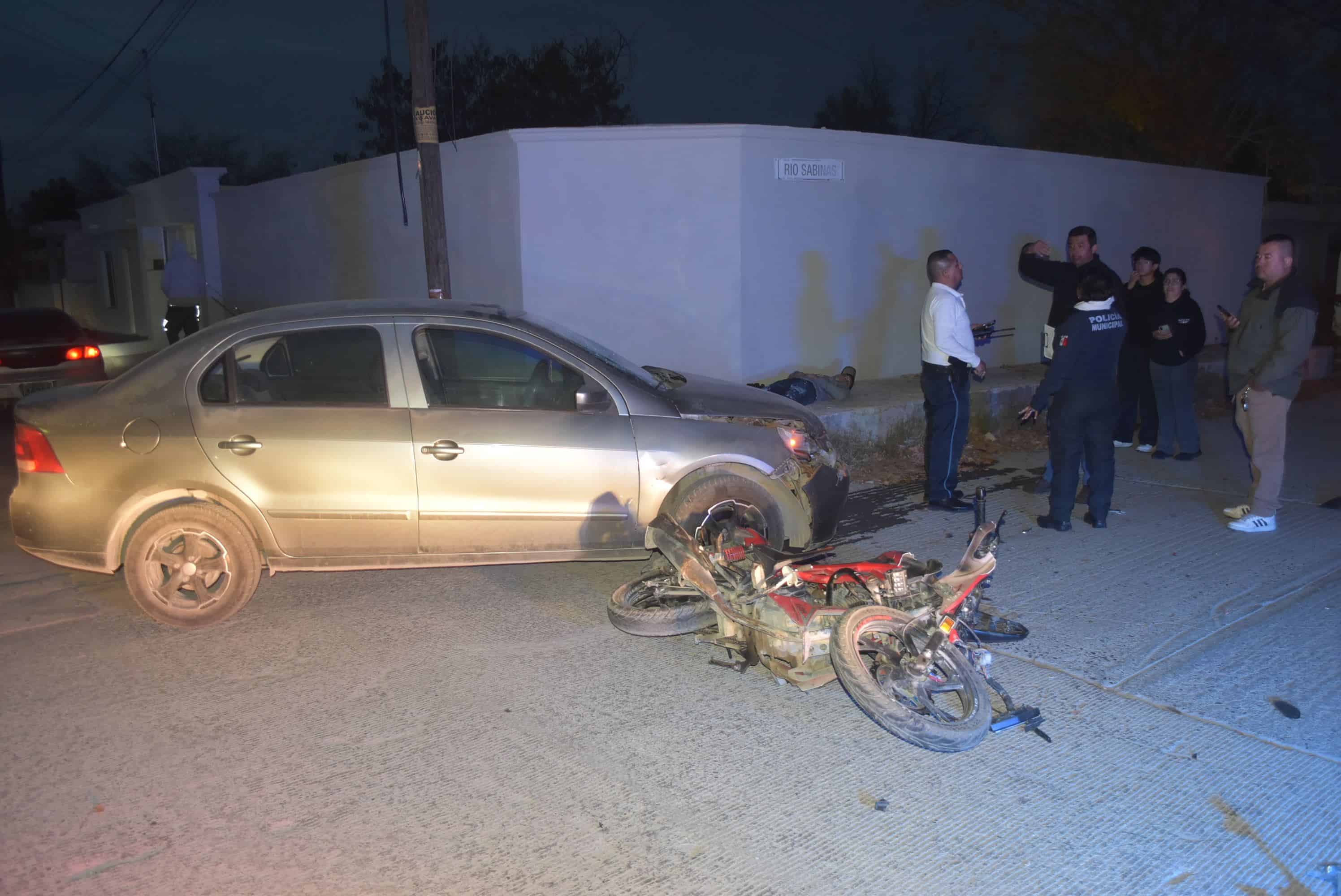 Se lleva de corbata a menor en moto