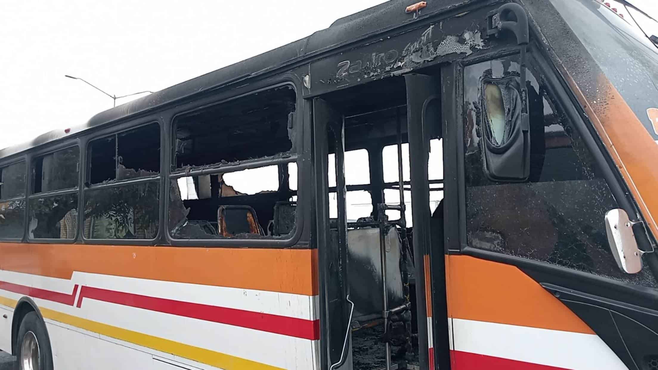 Se incendia camión de la ruta periférico