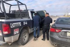 Policías de Nava auxilian a joven tras avería en carretera