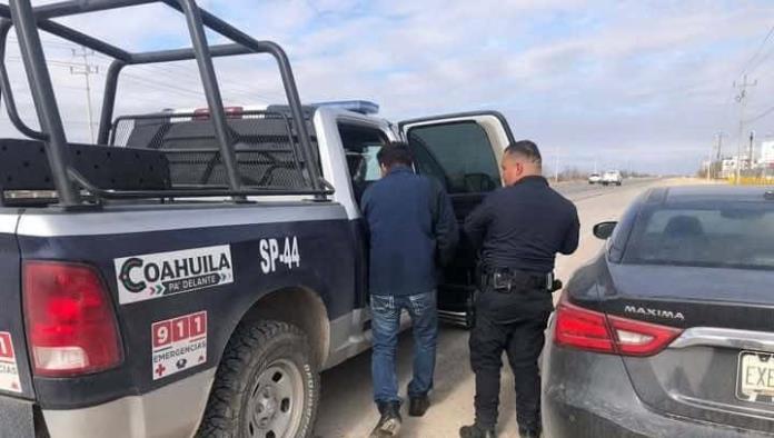 Policías de Nava auxilian a joven tras avería en carretera