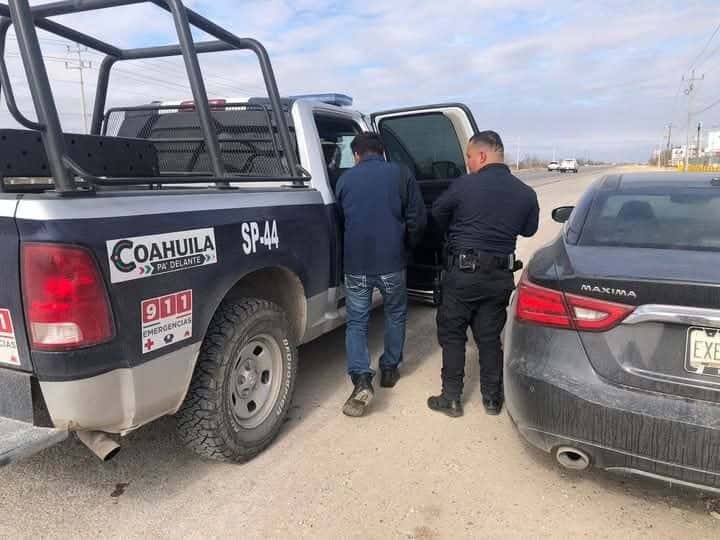 Policías de Nava auxilian a joven tras avería en carretera